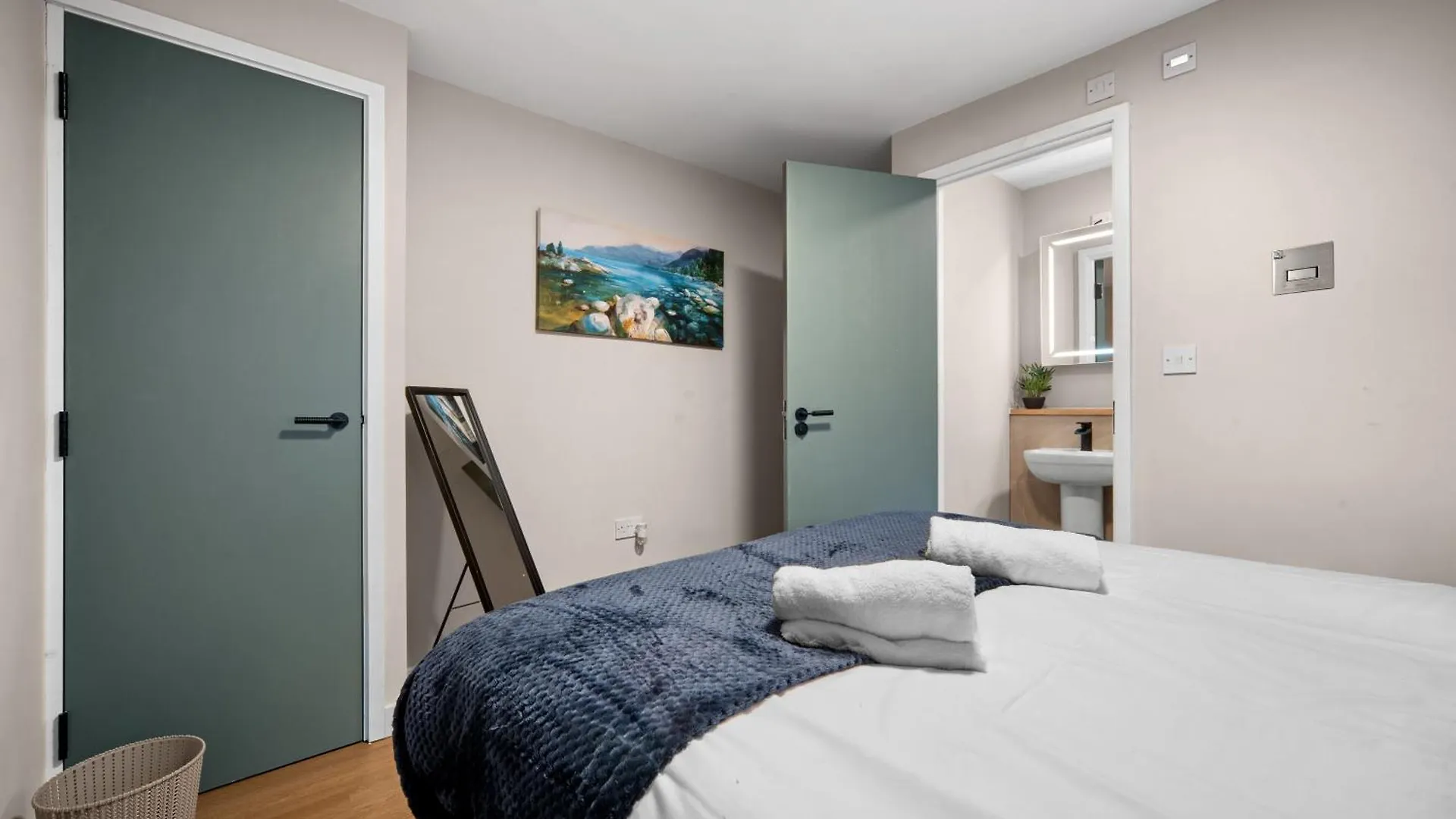 Апартаменты Modern Escape Fast Wifi 2 Minute Walk To Centre Кардифф