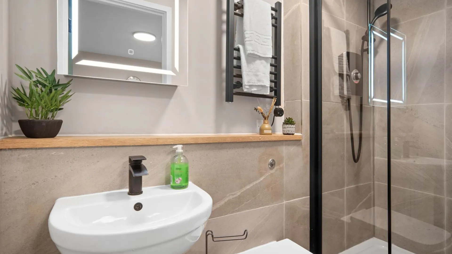 Апартаменты Modern Escape Fast Wifi 2 Minute Walk To Centre Кардифф